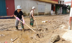 Tất bật dọn dẹp, người Quảng B&#236;nh lại lo mưa lớn g&#226;y lũ k&#233;p