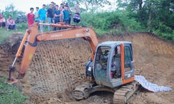 Bị khởi tố v&#236; kh&#244;ng quan s&#225;t khi l&#225;i m&#225;y x&#250;c khiến 1 ch&#225;u b&#233; tử vong