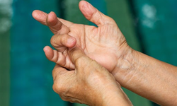 Đau ngón tay thận trọng với bệnh ngón tay lò xo