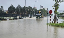 Nhiều tuyến đường ở Huế ngập s&#226;u, người d&#226;n li&#234;n tục &#39;quay xe&#39;