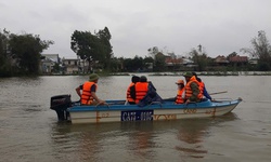 Vượt lũ đưa người phụ nữ bị sốt xuất huyết, nguy cơ đột quỵ đi cấp cứu