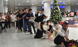 Người d&#226;n TPHCM mệt mỏi, xếp h&#224;ng d&#224;i chờ trải nghiệm tuyến Metro số 1