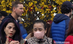 Khách quốc tế chen chân vãn cảnh chùa Trấn Quốc ngày đầu xuân