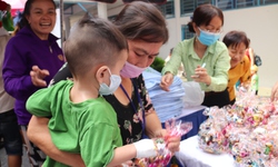 H&#224;ng ng&#224;n bệnh nhi ngh&#232;o v&#224; th&#226;n nh&#226;n được tặng v&#233; xe, sắm Tết tại phi&#234;n chợ 0 đồng