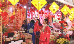 H&#224;ng trăm người th&#237;ch th&#250; trải nghiệm kh&#244;ng gian Tết b&#234;n di t&#237;ch Huế