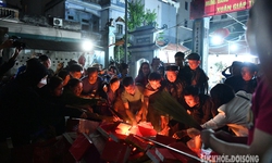 Cả làng ở Hà Nội háo hức ra sân đình ‘xin đỏ’ đầu năm