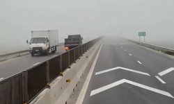 Bất chấp nguy hiểm, t&#224;i xế xe tải chạy ngược chiều tr&#234;n cao tốc trong m&#249; sương