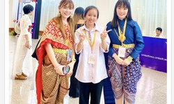 Tấm huy chương Olympic To&#225;n học quốc tế TIMO của nữ sinh người d&#226;n tộc Đan Lai 