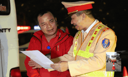 Loạt nh&#224; xe &#39;đua nhau&#39; d&#225;n phản quang sau khuyến c&#225;o của Cục CSGT