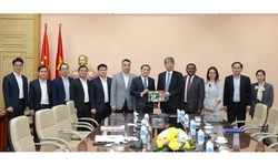 Thứ trưởng Bộ Y tế Trần Văn Thuấn tiếp Ph&#243; Tổng Gi&#225;m đốc Cơ quan Năng lượng nguy&#234;n tử quốc tế 