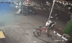 VIDEO: Đang dừng đ&#232;n đỏ, xe m&#225;y bị &#244; t&#244; đi ph&#237;a sau h&#250;c bay