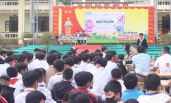 Hơn 600 học sinh ở Lục Nam, Bắc Giang được hỏi đ&#225;p trực tiếp về kiến thức giới t&#237;nh với b&#225;c sĩ