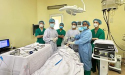 B&#225;c sĩ trẻ s&#225;ng tạo trong phẫu thuật ung thư tuyến gi&#225;p