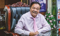 &#212;ng Trần Qu&#237; Thanh c&#249;ng hai con g&#225;i chuẩn bị hầu t&#242;a