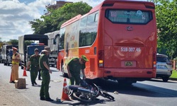 Hai học sinh tử vong sau khi va chạm với xe kh&#225;ch