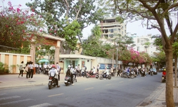 Sau h&#224;ng loạt vụ ngộ độc thực phẩm ở Nha Trang, kh&#244;ng c&#242;n h&#224;ng rong trước cổng trường học