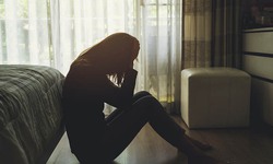 Người phụ nữ ghen đi&#234;n cuồng, dọa tự tử, nhập viện mới biết bị rối loạn hoang tưởng