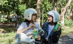 Người h&#224;o hứng đi chơi xa, người ở nh&#224; uống tr&#224; giải nhiệt cuộc sống kỳ nghỉ lễ