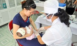 B&#233; 2 th&#225;ng tuổi sốc phản vệ sau ti&#234;m vaccine: Đ&#227; cai được m&#225;y thở