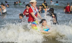 Biển Đông xuất hiện sóng lớn, thận trọng khi tắm biển