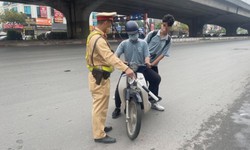 CSGT ra qu&#226;n xử l&#253; nhiều học sinh vi phạm giao th&#244;ng ở H&#224; Nội