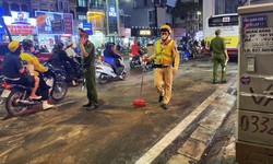 Xe bu&#253;t tr&#224;n dầu giữa đường, CSGT rải c&#225;t tr&#225;nh người d&#226;n &#39;vồ ếch&#39;
