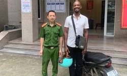 Trao trả xe máy cho người nước ngoài bỏ quên trên vỉa hè