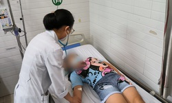2 học sinh nhập viện, nhiều trẻ nôn ói sau ăn mỳ Ý sốt cà ở trường