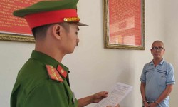 Bắt giam người đ&#224;n &#244;ng d&#249;ng dao đ&#226;m vợ