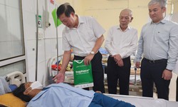 Thứ trưởng Bộ Y tế Đỗ Xu&#226;n Tuy&#234;n trao tặng thiết bị y tế cho Bệnh viện Đa khoa huyện Thọ Xu&#226;n