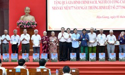 Chủ tịch Quốc hội trao tặng qu&#224; cho người c&#243; c&#244;ng với c&#225;ch mạng tỉnh Hậu Giang