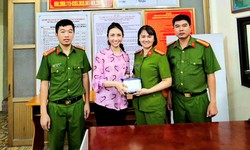 Đưa con đi học, người phụ nữ bất ngờ l&#224;m rơi 400 triệu đồng