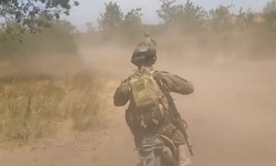 Video binh sĩ Nga ph&#243;ng xe m&#225;y tấn c&#244;ng ph&#225; vỡ tuyến ph&#242;ng thủ Ukraine