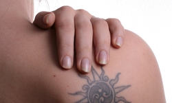 Cô gái gặp hoạ vì xăm làm đẹp