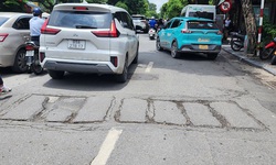 Nắp cống sụt l&#250;n &#39;bẫy&#39; người đi đường