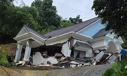 Sau mưa lớn, một biệt thự ở H&#224; Nội bất ngờ đổ sập