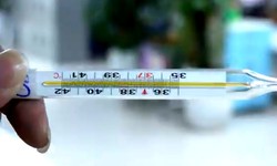 Không may làm vỡ nhiệt kế, người phụ nữ bị thủy ngân ‘chui’ vào ngón tay