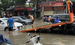 Nhiều xe chết m&#225;y, chật vật di chuyển sau mưa lớn trong đ&#234;m ở Thủ đ&#244;