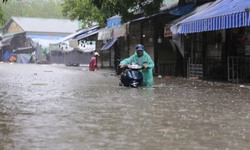 Nước d&#226;ng cao g&#226;y ngập s&#226;u, tiểu thương chợ Vinh tất tả &#39;chạy đồ&#39; l&#234;n cao