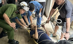Cứu người bị thương mắc kẹt tr&#234;n m&#225;i nh&#224;