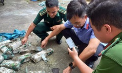 Người d&#226;n giao nộp 25kg nghi l&#224; ma t&#250;y tr&#244;i dạt v&#224;o bờ biển C&#244;n Đảo