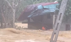 Video: Nghẹt thở khoảnh khắc lực lượng cứu hộ vượt d&#242;ng nước xiết cứu 2 cụ gi&#224; tho&#225;t chết