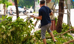 Sau cơn mưa lớn, người d&#226;n bắt tay v&#224;o dọn nh&#224;