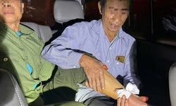 Cảnh s&#225;t giao th&#244;ng đưa người đ&#224;n &#244;ng bị rắn cắn đi cấp cứu trong đ&#234;m
