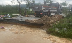 H&#224;ng trăm người nỗ lực v&#225; bờ s&#244;ng Vinh ngăn nước lũ tr&#224;n v&#224;o khu đ&#244; thị