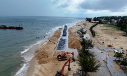 Cận cảnh c&#244;ng tr&#236;nh gia cố khẩn cấp ngăn sạt lở bờ biển ở Huế