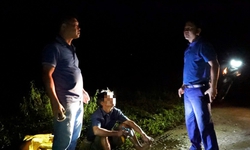 Mật phục, bắt quả tang 2 người đ&#224;n &#244;ng bẫy bắt chim hoang d&#227; ở Huế