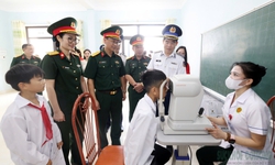 Học sinh đặc khu Cô Tô được khám mắt và phát thuốc miễn phí trong chương trình 'Trăng thu Biên cương'
