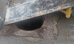 Cảnh b&#225;o: Nắp hố ga, miệng cống biến th&#224;nh &#39;bẫy&#39; tr&#234;n đường H&#224; Nội