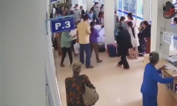 Video nữ điều dưỡng bệnh viện nhanh tr&#237; cứu người đ&#224;n &#244;ng ngưng tim